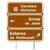 Acceso a carretera hist�rica desde carretera convencional. Cartel lateral de direcci�n