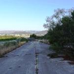 Tramo abandonado de la autopista del Mediterr�neo en el desmonte del Rabat (La Font d'en Carr�s, Valencia)