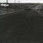 NO-DO. Demostraci�n t�cnica. Obras de ensanchamiento en la carretera de La Coru�a